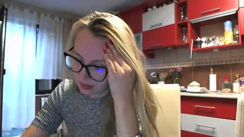 Snapshot of melly_rosey chatting on September 17, 6:44 am Melly online show from September 17, 6:44 am