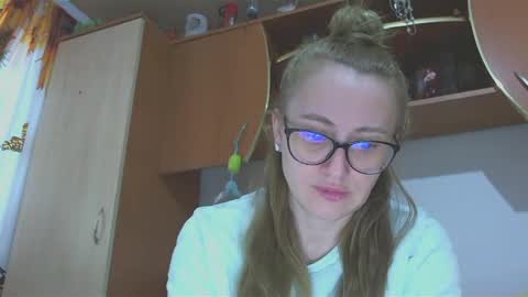 Snapshot of melly_rosey chatting on February 17, 7:36 am Melly online show from February 17, 7:36 am