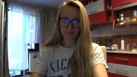 Snapshot of melly_rosey chatting on September 19, 7:07 am Melly online show from September 19, 7:07 am