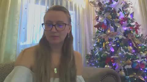 Snapshot of melly_rosey chatting on December 3, 1:21 pm Melly online show from December 3, 1:21 pm