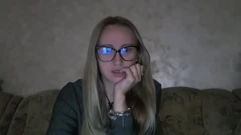 Snapshot of melly_rosey chatting on October 9, 7:23 am Melly online show from October 9, 7:23 am