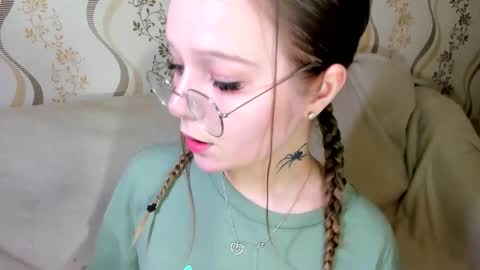 MelMooon online show from December 21, 8:18 am