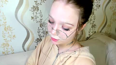 MelMooon online show from November 17, 7:03 pm