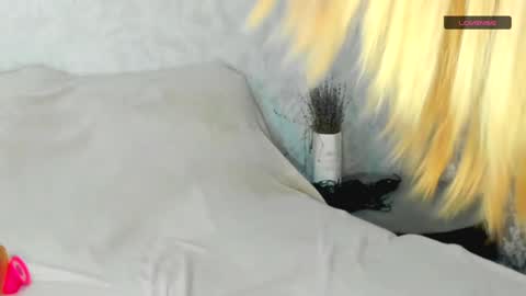 Snapshot of melmooon chatting on December 16, 1:43 pm MelMooon online show from December 16, 1:43 pm