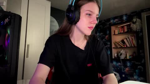 Hi Im Aria 18 years old online show from September 21, 12:04 pm