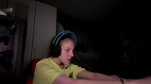 Hi Im Aria 18 years old online show from September 28, 3:17 pm