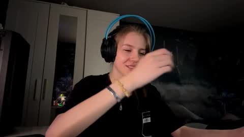 Hi Im Aria 18 years old online show from October 11, 12:41 pm