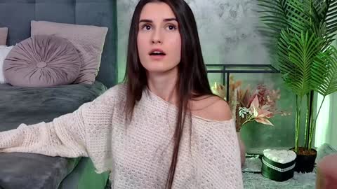 Freya Allen online show from December 12, 10:09 pm