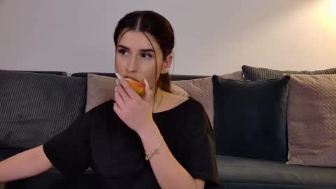 Freya Allen online show from March 16, 12:57 am