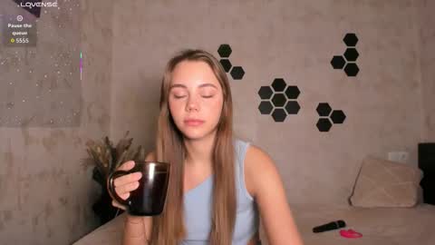 Mia  next stream Thursday 1400 UTC1 Friday 1400 UTC1 online show from October 19, 2:08 pm