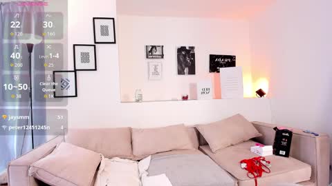 mia_corner online show from September 28, 6:35 pm