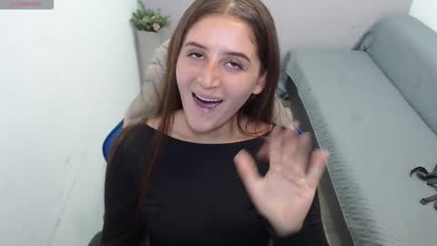 Mia online show from December 3, 2:52 pm