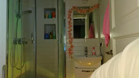 Mia online show from February 28, 5:37 am