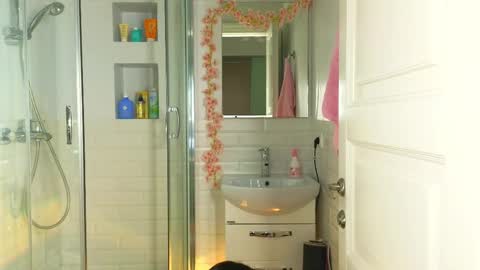 Mia online show from March 3, 5:37 am