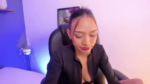 mia_gil_ online show from October 6, 9:30 pm