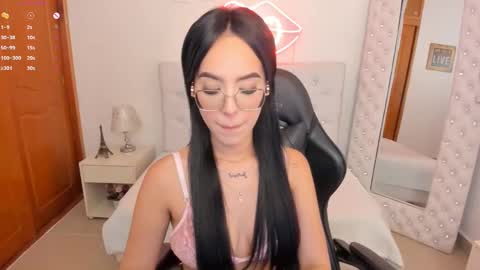 Snapshot of mia_jonnees chatting on February 17, 1:22 pm online show from February 17, 1:22 pm