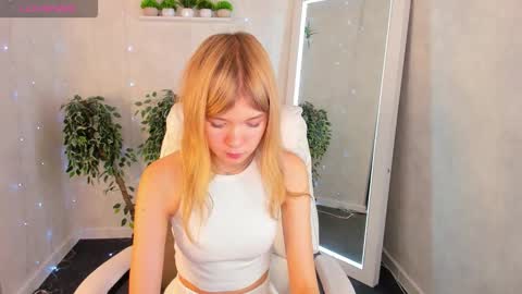 Snapshot of mia_liwis chatting on October 8, 12:20 pm Minnie online show from October 8, 12:20 pm