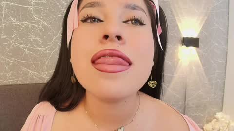 Snapshot of mia_roux13 chatting on December 19, 8:44 pm Mia Roux online show from December 19, 8:44 pm