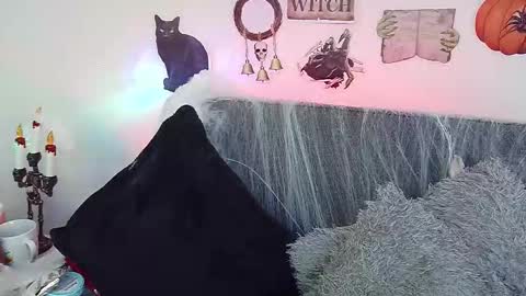 Snapshot of mia_roux13 chatting on October 19, 12:34 am Mia Roux online show from October 19, 12:34 am