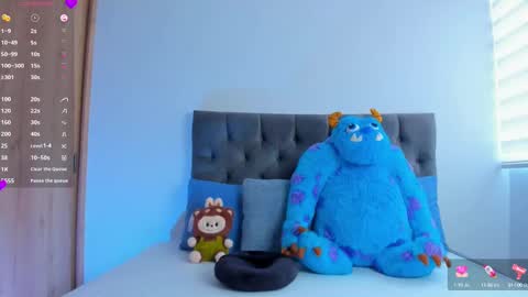 Snapshot of mia_world_ chatting on September 30, 4:45 pm online show from September 30, 4:45 pm
