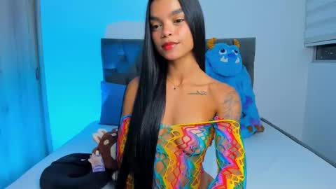Snapshot of mia_world_ chatting on October 19, 12:56 am online show from October 19, 12:56 am
