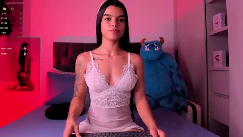 Snapshot of mia_world_ chatting on January 21, 12:15 am online show from January 21, 12:15 am
