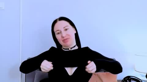 Mia online show from March 11, 6:10 pm