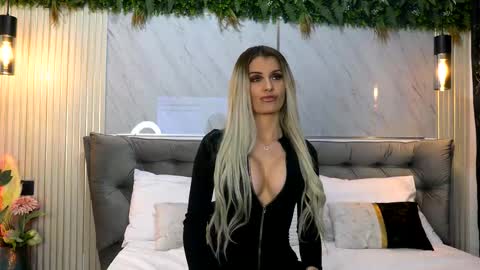 Mia online show from January 9, 9:52 pm