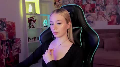 Mia online show from November 10, 5:30 pm