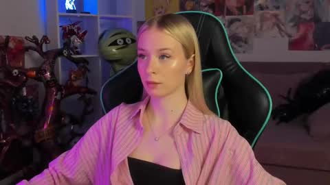 Mia online show from November 4, 5:29 pm