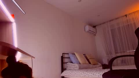 Mia online show from December 17, 7:40 pm