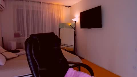 Mia online show from February 19, 9:02 pm