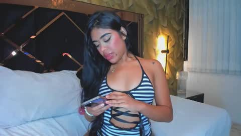 Mia Thompson online show from November 30, 8:18 am