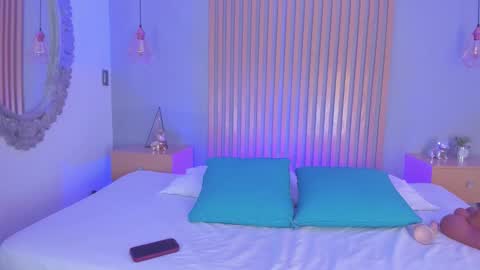 Mia online show from February 6, 11:35 am