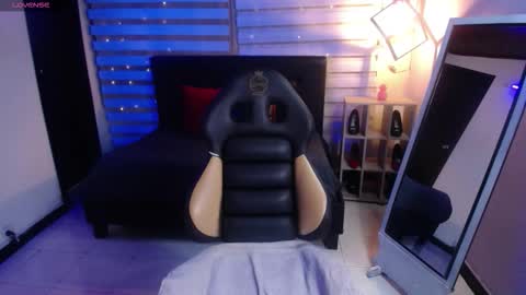 miiaa_evans1 online show from October 18, 8:10 pm