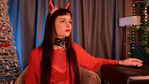 mika_moon_ online show from December 31, 8:02 pm