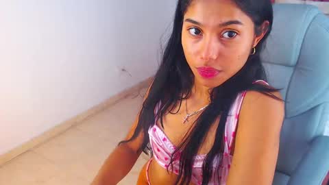 Snapshot of milaa_star chatting on October 3, 4:50 am milaa_star online show from October 3, 4:50 am