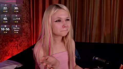 Mia online show from April 16, 9:39 pm