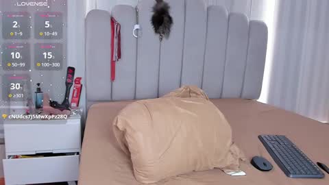 MILEY  online show from September 13, 4:15 pm