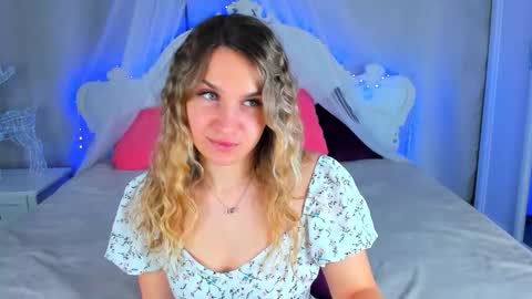 milkablond online show from March 16, 2:36 am