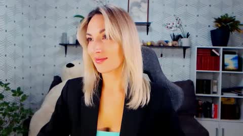 MillaXQueen online show from November 11, 3:09 pm