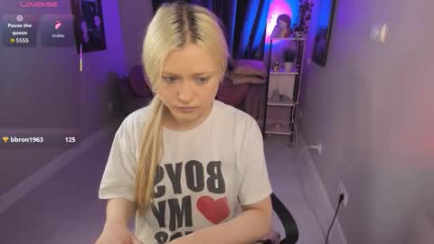 Snapshot of millie_vanillie chatting on October 9, 8:57 pm Millie online show from October 9, 8:57 pm