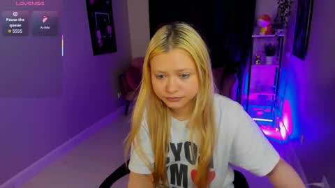Snapshot of millie_vanillie chatting on October 4, 3:27 pm Millie online show from October 4, 3:27 pm