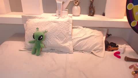 Snapshot of milu_w4llace chatting on October 11, 12:26 am Milu Wallace  online show from October 11, 12:26 am