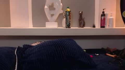 Snapshot of milu_w4llace chatting on October 18, 12:14 am Milu Wallace  online show from October 18, 12:14 am