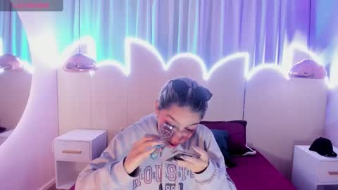 Snapshot of min_minjil chatting on February 21, 12:17 pm Minji online show from February 21, 12:17 pm