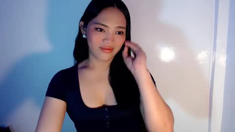 Snapshot of mira_luna222 chatting on December 18, 11:30 pm Mira Bella online show from December 18, 11:30 pm