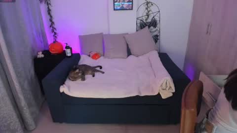 KRAVE  online show from November 9, 1:33 am