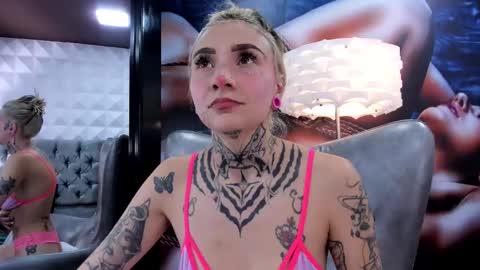 Snapshot of miss___angel chatting on March 1, 6:32 pm miss___angel online show from March 1, 6:32 pm