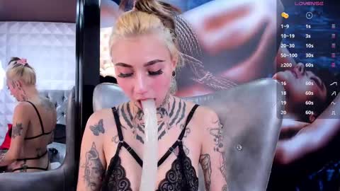 Snapshot of miss___angel chatting on February 15, 6:23 pm miss___angel online show from February 15, 6:23 pm